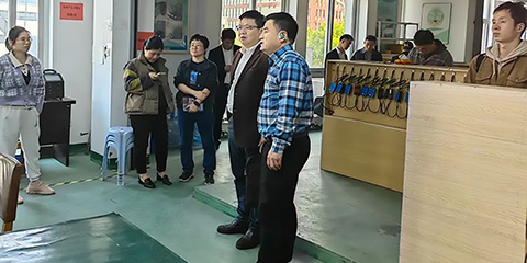 市經(jīng)信局副局長(zhǎng)楊雄文帶隊(duì)，蒼南縣經(jīng)信局趙局、壽局陪同來(lái)公司調(diào)研的圖片